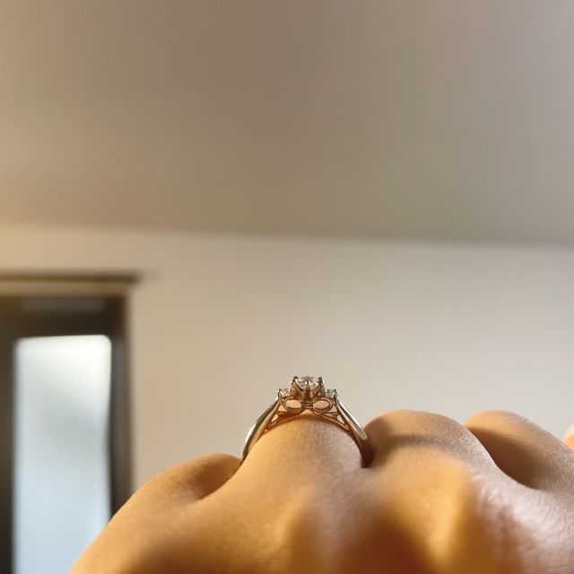 【ケイウノ ブライダル(K.UNO BRIDAL)の口コミ】 婚約指輪はどこもだいたいダイヤがついていて似たような感じなので、他と…
