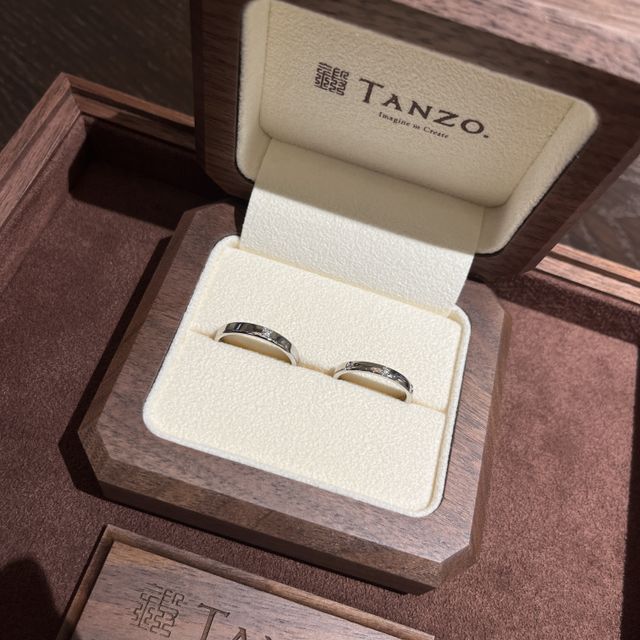 【TANZO.(鍛造指輪)の口コミ】 デザインはプランナーさんと3人で決めていきます。
プランナーさんが絵に…