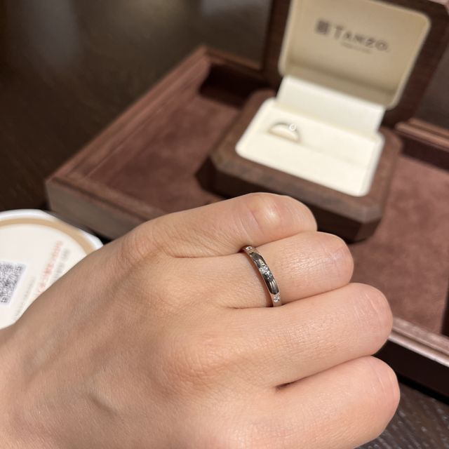 【TANZO.(鍛造指輪)の口コミ】 デザインはプランナーさんと3人で決めていきます。
プランナーさんが絵に…