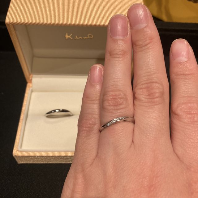 【ケイウノ ブライダル(K.UNO BRIDAL)の口コミ】 ダイヤが入っていて、ウェーブのデザインで探していて、その中でも細過ぎ…
