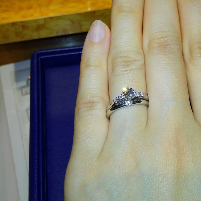 【銀座ダイヤモンドシライシの口コミ】 最終的にはデザインで決めました。結婚指輪と婚約指輪の間にあまり隙間が…