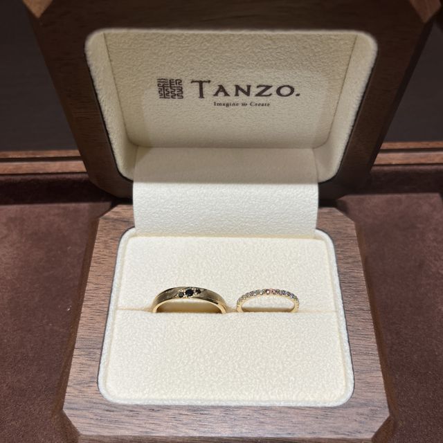 【TANZO.(鍛造指輪)の口コミ】 女性側はピンクダイヤを中心に入れて可愛いイメージにしました！
また、日…