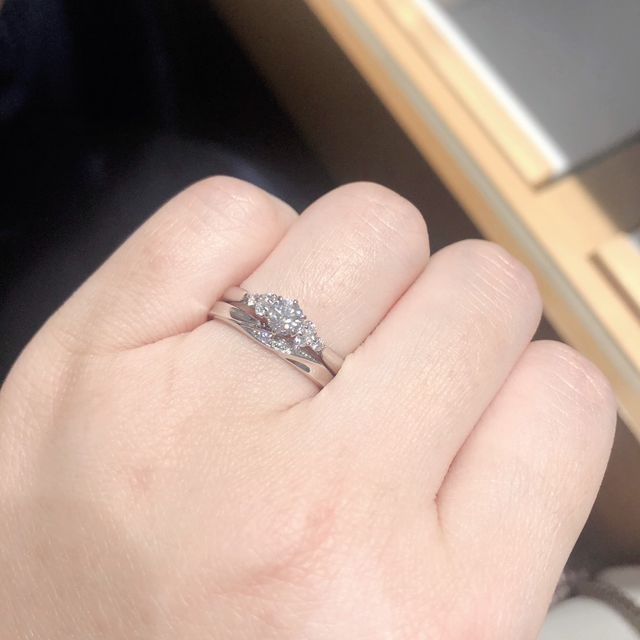 【銀座ダイヤモンドシライシの口コミ】 他ブランドさんだと指と指の間に当たって痛かったりつけてる感があります…