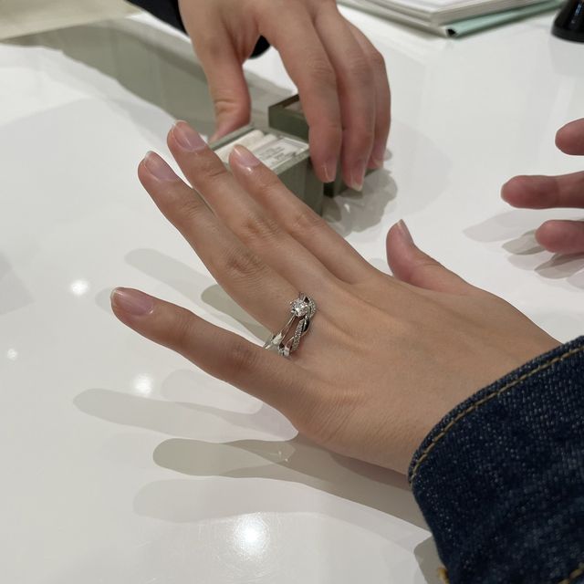 【LAPAGE(ラパージュ)の口コミ】 見せていただいた中に何種類かのデザインの指輪がありました。試着した指…