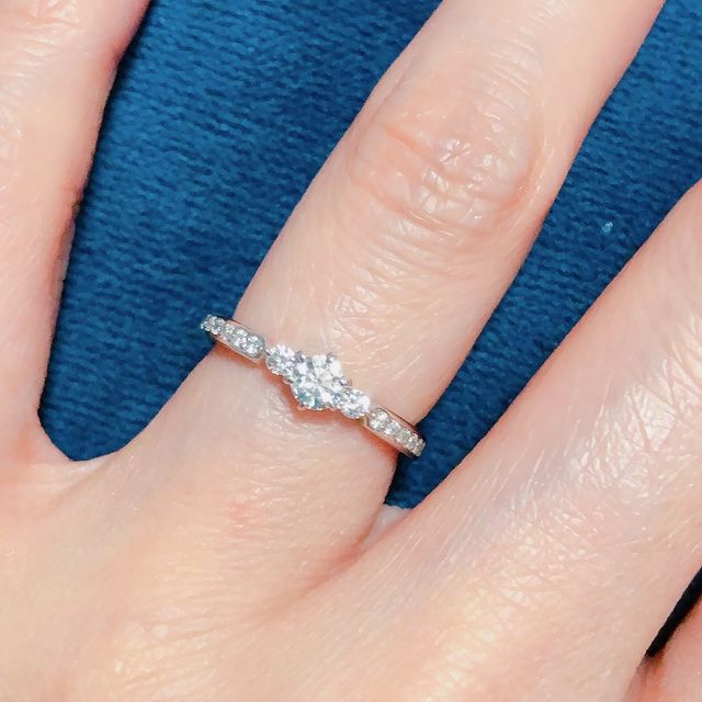 【GALA JEWELRY(ガラジュエリー)の口コミ】 この指輪を選んだ理由ですが、メレダイヤなので関節が目立つ指でも華やか…