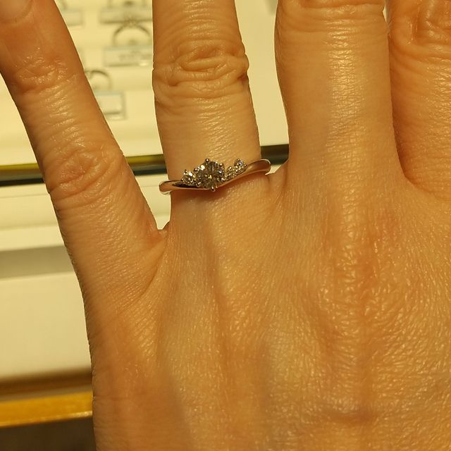 【銀座ダイヤモンドシライシの口コミ】 結局別のお店で購入しましたが、最後までこちらとで迷い続けました。
やは…