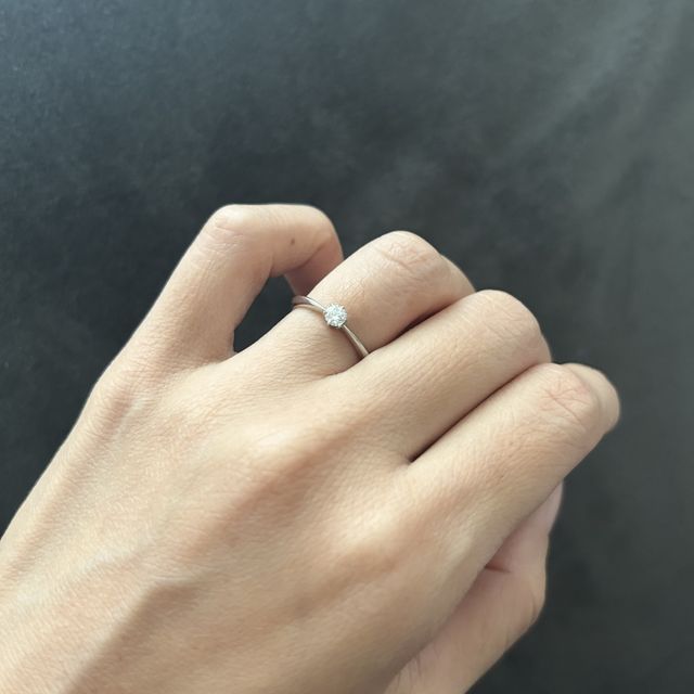 【TRECENTI(トレセンテ)の口コミ】 ダイアモンド中央にかけて細身のあるデザインで、指が細く綺麗に見えます…
