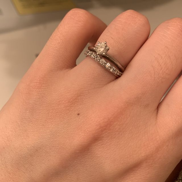 【宝寿堂(ほうじゅどう)の口コミ】 少しカーブしていて着用すると指が綺麗にみえる。婚約指輪の存在を邪魔し…