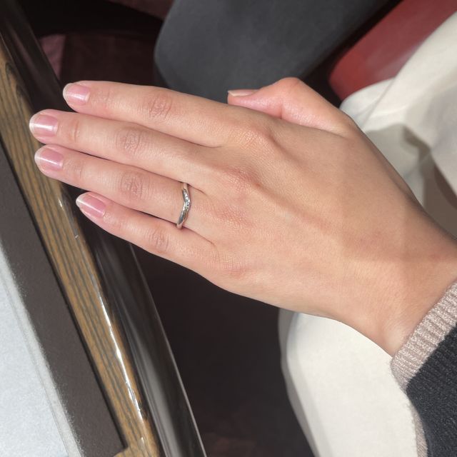 【ケイウノ ブライダル(K.UNO BRIDAL)の口コミ】 婚約指輪と重ね付けできるように、しっかりと形を考えてデザインをしてく…