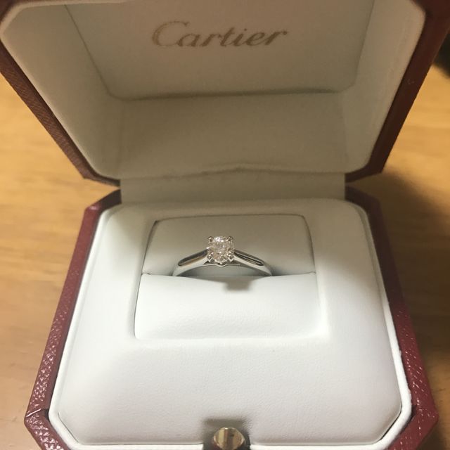 【カルティエ(Cartier)の口コミ】 一粒ダイヤの王道のデザインであり、カルティエへの憧れが決め手でした。…