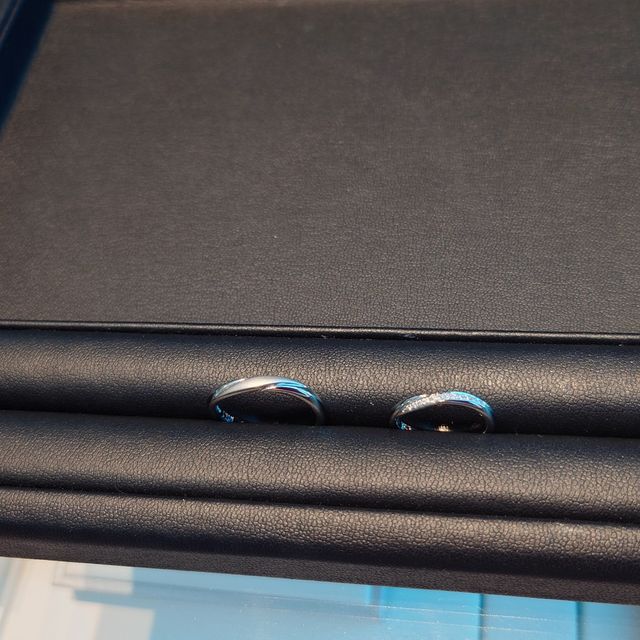 【銀座ダイヤモンドシライシの口コミ】 ウェーブデザインで、つけ心地がよく、指がきれいに見えます。素材も傷が…