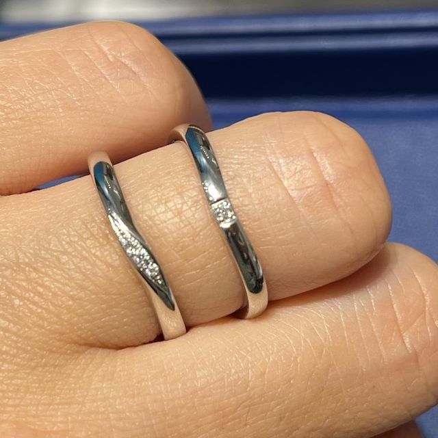 【銀座ダイヤモンドシライシの口コミ】 私はダイヤを1つ入れてもらいました。彼も私も細身がタイプだったためプラ…