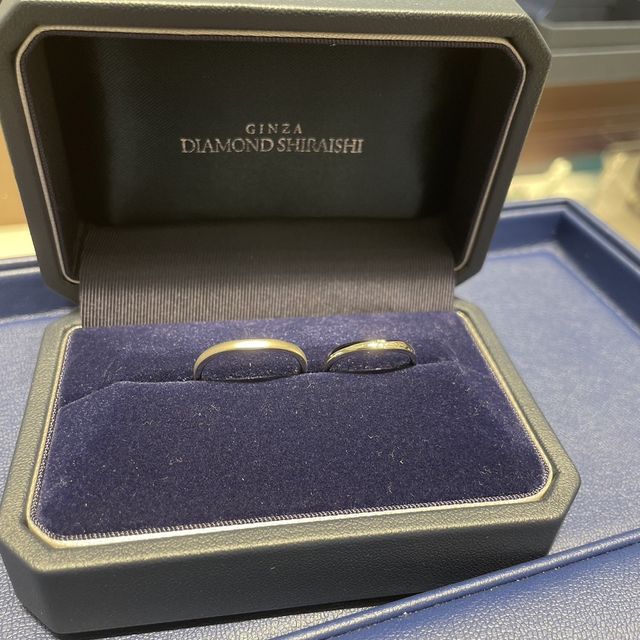 【銀座ダイヤモンドシライシの口コミ】 私はダイヤを1つ入れてもらいました。彼も私も細身がタイプだったためプラ…