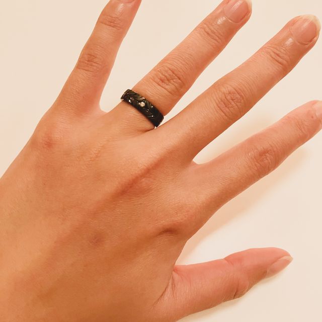 【MIORING(ミオリング)の口コミ】 自分の好きなりんどうの花のデザインがブラックコーティングにより自分の…