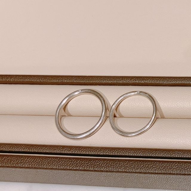 【AHKAH(アーカー)の口コミ】 シンプルで変わったデザインのリングです。ダイヤが指輪の表面ではなく側…