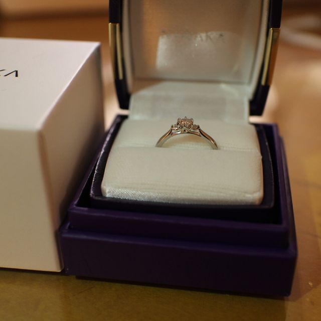 【俄(にわか)の口コミ】 細身のリングに3つぶのダイアがあしらわれています。正面から見ても横から…