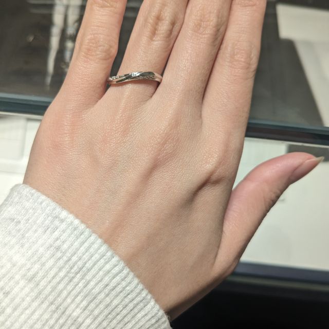 【銀座ダイヤモンドシライシの口コミ】 デザインは種類が豊富にありました。ウェーブで控えめにダイヤがついてい…