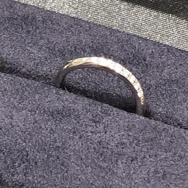 【ラザール ダイヤモンド(LAZARE DIAMOND)の口コミ】 ウェーブタイプで探しており、なかなか男女ともにしっくりデザインが見つ…