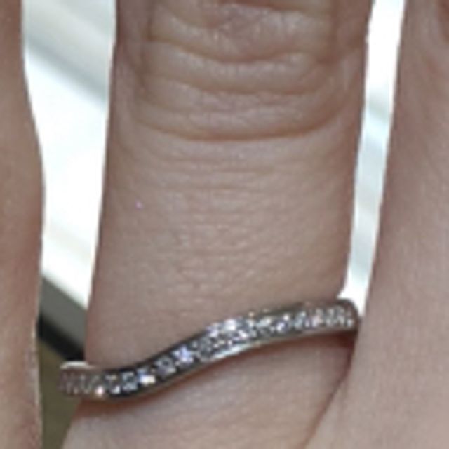 【カルティエ(Cartier)の口コミ】 ウェーブタイプが指長効果ありそうで、このようなデザインの指輪を探して…