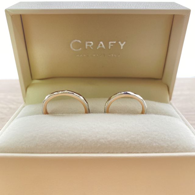 【CRAFY(クラフィ)の口コミ】 表はプラチナ・裏はピンクゴールドにしました。凹凸は自分たちでつけて、…