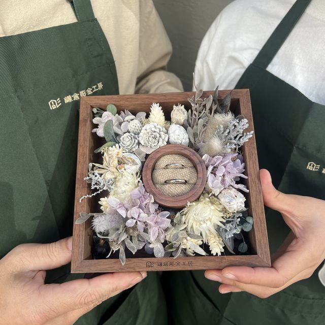 【鎌倉彫金工房の口コミ】 ホワイトゴールドとプラチナで制作。
形はどちらもシンプルに甲丸。
こだ…