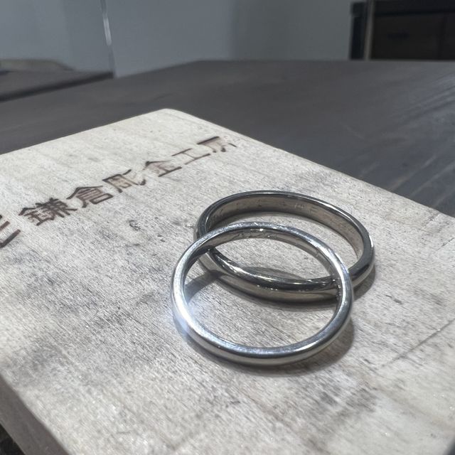 【鎌倉彫金工房の口コミ】 ホワイトゴールドとプラチナで制作。
形はどちらもシンプルに甲丸。
こだ…