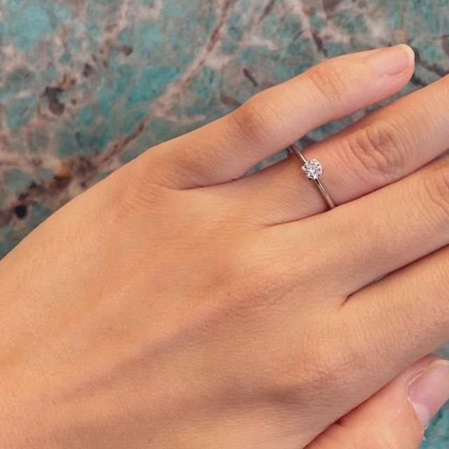 【ティファニー(Tiffany & Co.)の口コミ】 ダイヤの主張が激しすぎず、大人しすぎずでちょうど良い大きさです！結婚…