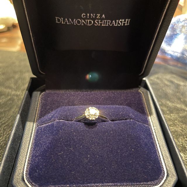 【銀座ダイヤモンドシライシの口コミ】 中心のダイヤモンドの周りに小さなダイヤモンドが囲ってあるデザインです…
