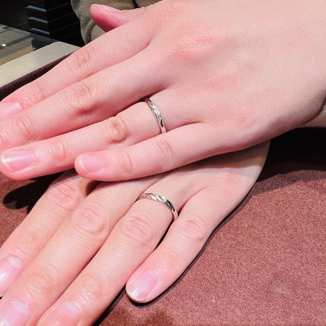 【Disney The Little Mermaid（ディズニー リトル・マーメイド）の口コミ】 シャンパンゴールドとプラチナの2色使ったデザインがダイヤをよりきいれい…