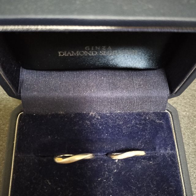 【銀座ダイヤモンドシライシの口コミ】 なだらかなウェーブが指を綺麗に見せてくれます。シンプルなデザインで飽…