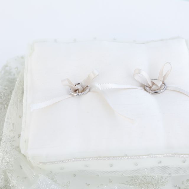 【山陰と旅する指輪の口コミ】 シンプルなデザインで、ストーンが斜めに入っていて一目見てこういうデザ…