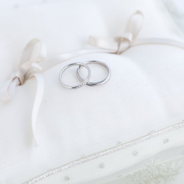 【山陰と旅する指輪の口コミ】 シンプルなデザインで、ストーンが斜めに入っていて一目見てこういうデザ…