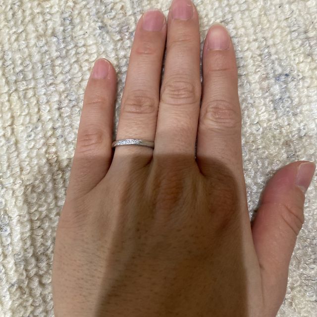 【山陰と旅する指輪の口コミ】 シンプルなデザインで、ストーンが斜めに入っていて一目見てこういうデザ…