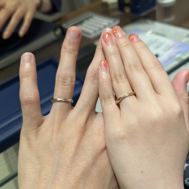 【銀座ダイヤモンドシライシの口コミ】 ペア感が強いものを希望したところ、この指輪をお勧めされました。
パッと…