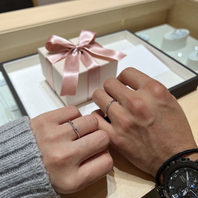 【アイプリモ(I-PRIMO)の口コミ】 シンプルで華奢なデザイン、ダイヤモンドも小さい物が3つですがとてもきら…