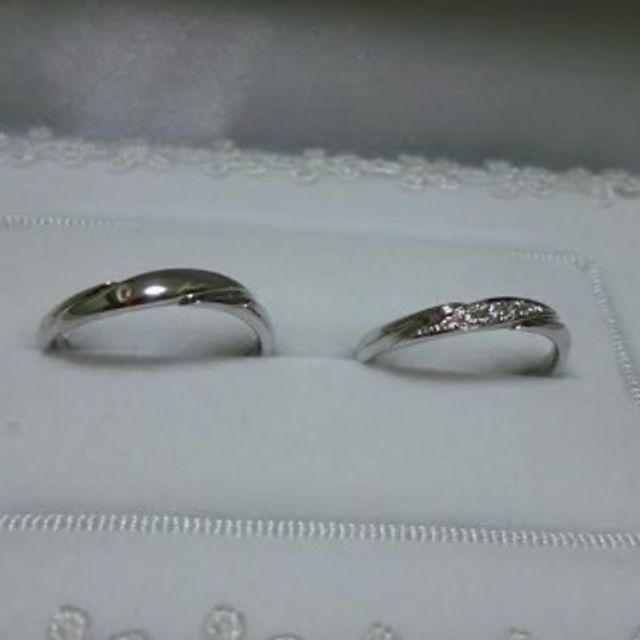 【宝寿堂(ほうじゅどう)の口コミ】 婚約指輪に合わせて重ね付け出来るようにS字ラインのものを探していました…