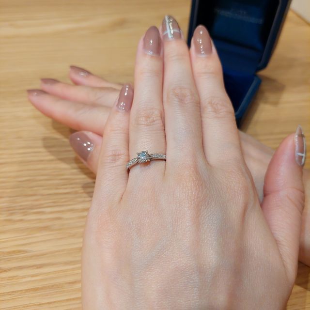 【銀座ダイヤモンドシライシの口コミ】 ダイヤモンドの質だけでなく、カットにもこだわっていて、本当に美しいダ…