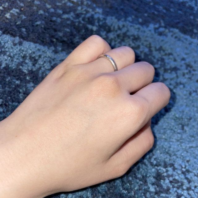 【SIENAROSE(シエナロゼ)の口コミ】 マットと艶をハーフで加工され、表にワンポイントのダイヤがついていてと…