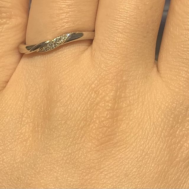 【銀座ダイヤモンドシライシの口コミ】 デザインがありそうでない、他と違う流れるようなデザインでかわいく控え…