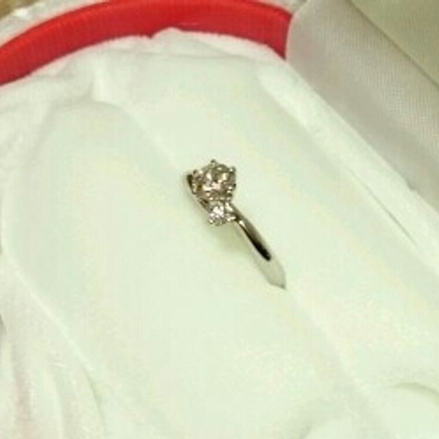 【WATANABE / 卸商社直営　渡辺の口コミ】 真ん中のダイヤの脇に小さいメレダイヤが入ったデザインを探しており、WAT…