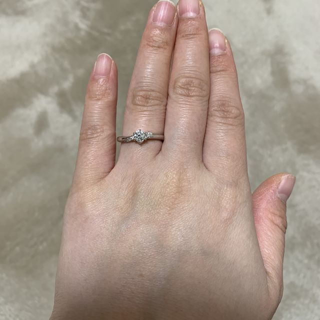 【銀座ダイヤモンドシライシの口コミ】 ダイヤの隣にもう一つついてて、S字がすごくかわいいです。ぎらぎらしてな…