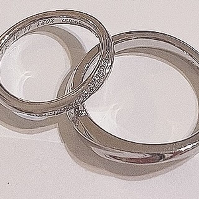 【銀座ダイヤモンドシライシの口コミ】 女性用の指輪は、スタイリッシュでダイヤが斜めに入っているものを選びま…