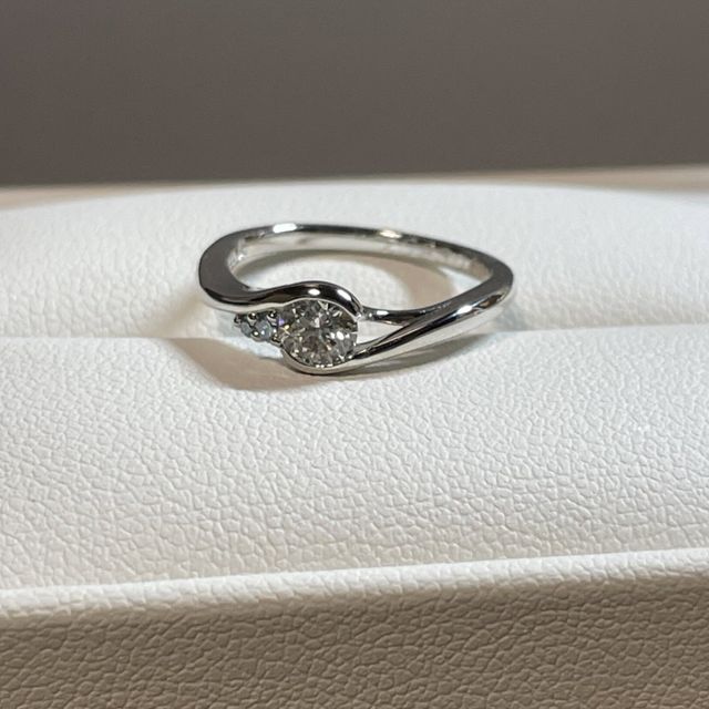 【雅-miyabi- の口コミ】 ダイヤモンドが主張しすぎないタイプのデザインで、ダイヤモンドをぶつけ…