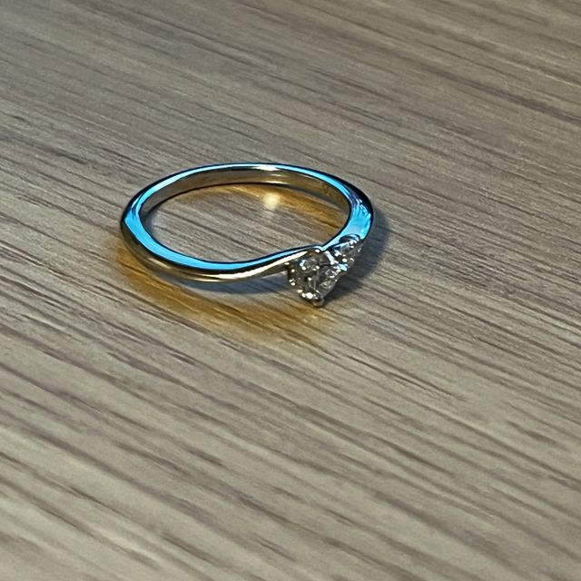 【ROYAL ASSCHER(ロイヤル・アッシャー)の口コミ】 他のデザインと異なりアシンメトリーなところに惹かれました。シンメトリ…