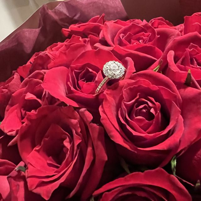 【ENUOVE(イノーヴェ)の口コミ】 メインのダイヤモンドの周りに小さなダイヤモンドがたくさん付いているの…