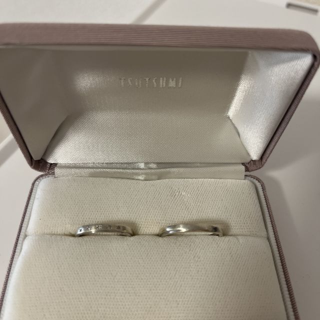 【ジュエリーツツミ(JEWELRY TSUTSUMI)の口コミ】 女性側には小さいダイヤモンドが5個ついており、男性の方は何もついていな…