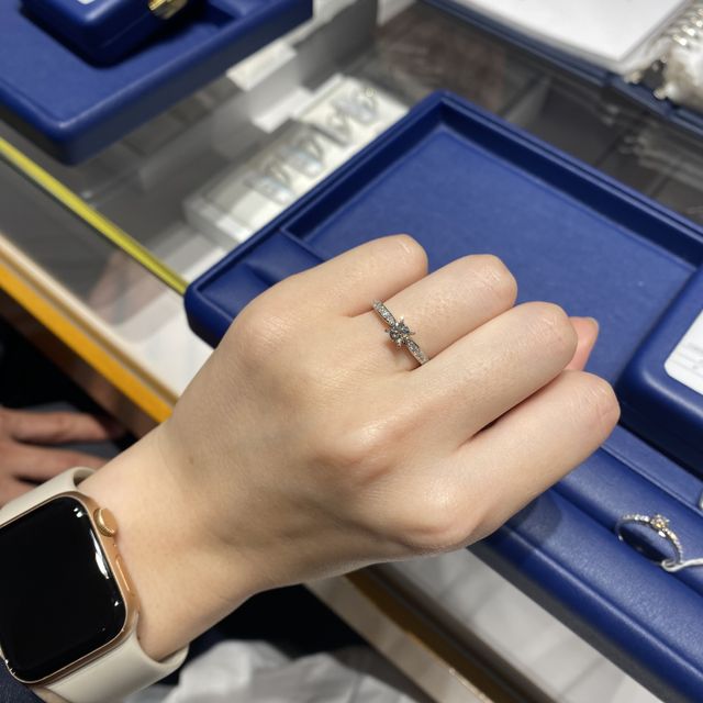 【銀座ダイヤモンドシライシの口コミ】 メレタイプが希望でしたのでこちらをおすすめして頂きました。4本爪でダイ…