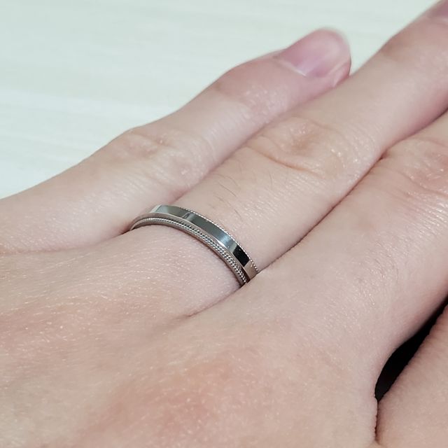 【ラザール ダイヤモンド(LAZARE DIAMOND)の口コミ】 自分の指輪(ジョイス)はミル打ちの細かさが特徴です。
他ブランドのミル打…