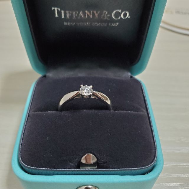 【ティファニー(Tiffany & Co.)の口コミ】 伝統のある形ながら、普段使いもできるデザインを選びました。ダイヤの大…