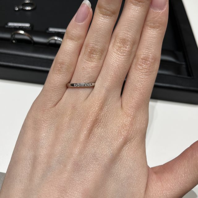 【ラザール ダイヤモンド(LAZARE DIAMOND)の口コミ】 婚約指輪と結婚指輪を重ね付けしたく、ハーフエタニティと重ね付けして似…